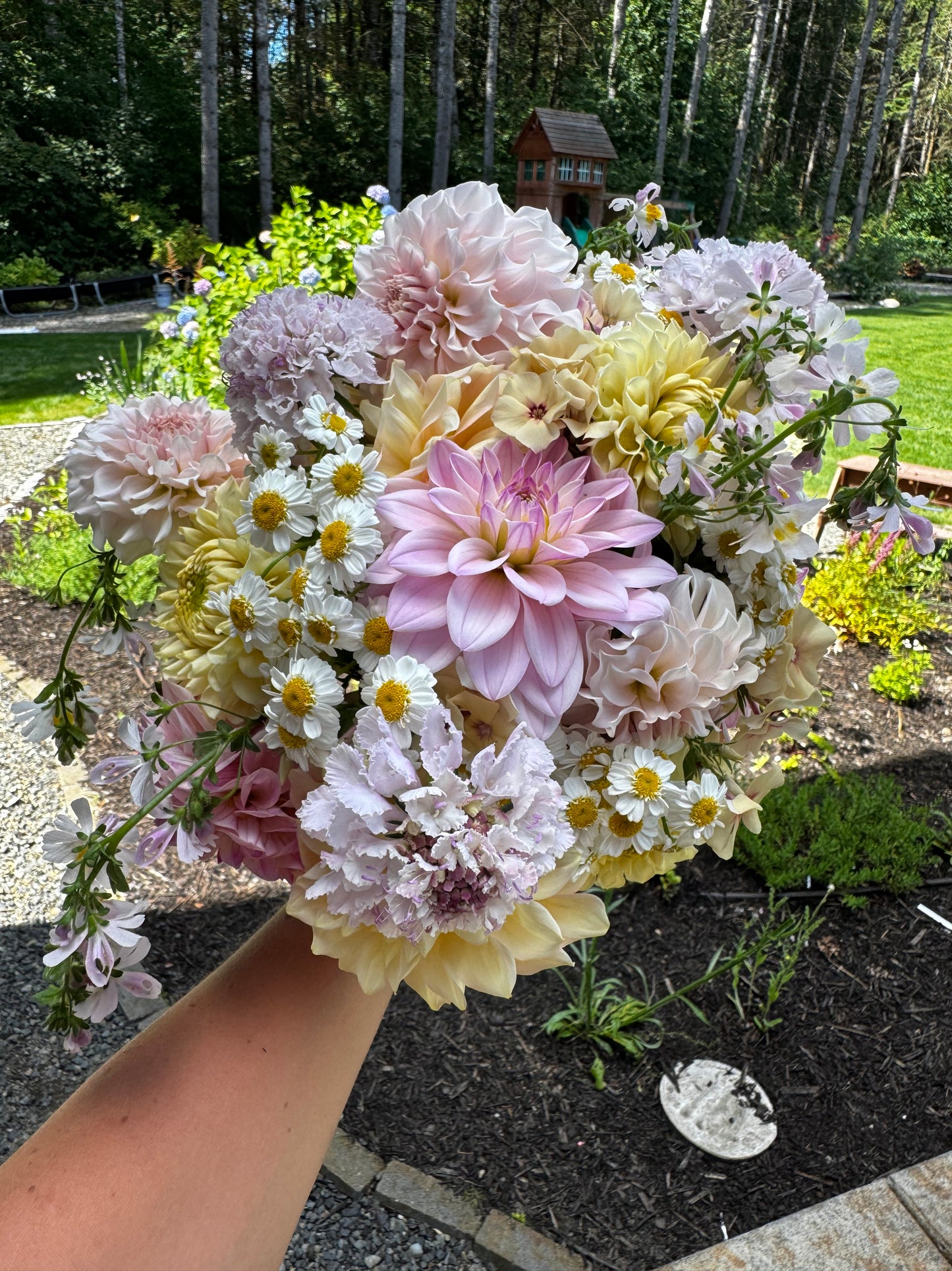 Bouquet making class at Martedi winery!