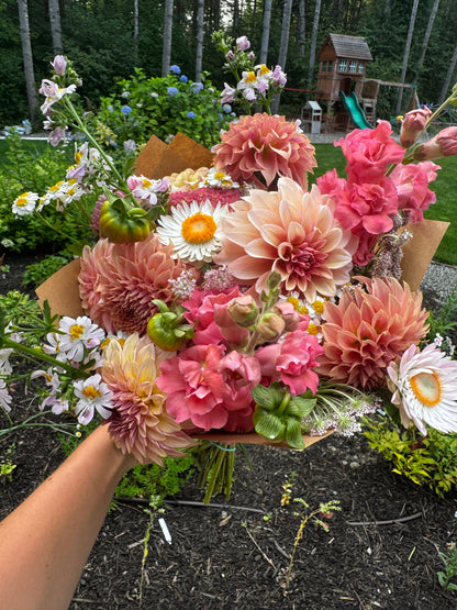 Bouquet making class at Martedi winery!