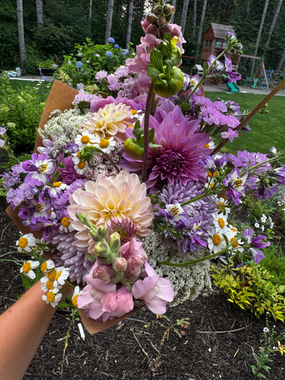 Bouquet making class at Martedi winery!